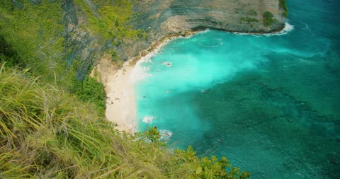 High angle view of turquoise ocean waters below Kelingking Beach on Nusa Penida Vídeo Stock 337623800