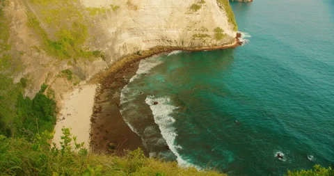 High angle view of turquoise ocean waves at Kelingking Beach Bali coast Stock-Footage 343170244