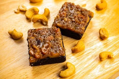 High angle view two pieces of delicious homemade toffee cake and cashew nuts. Foto stock