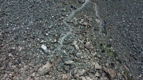 High angle view of winding zig-zag hiking trail on steep rocky mountain slope Vídeos de archivo 335093687