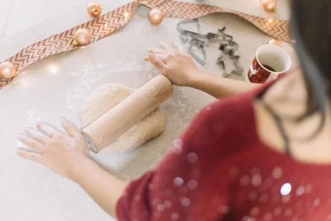 High angle view of womans hands rolling cookie dough Foto stock