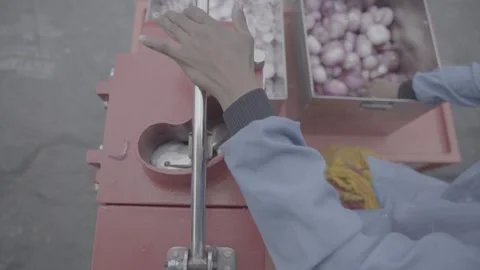 High-angle view of a worker manually slicing red onions Stock-Footage 327442402