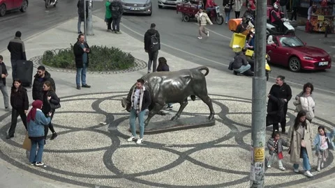 High angle view Zoom out square with the bronze bull statue and people Vidéo 332994131