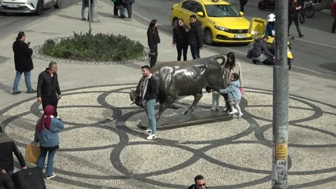 High angle view Zoom in square with the bronze bull statue 库存影片 332994045