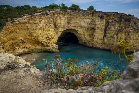 High angle viewpoint on Praia de Vale Covo in Carvoeiro on the coast of Algar Stock-Fotos