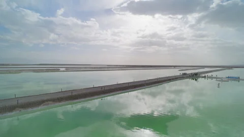 High-Angle Wide-Angle Aerial View of Mangya Emerald Lake and Kunlun Mountains Vidéo 343797955