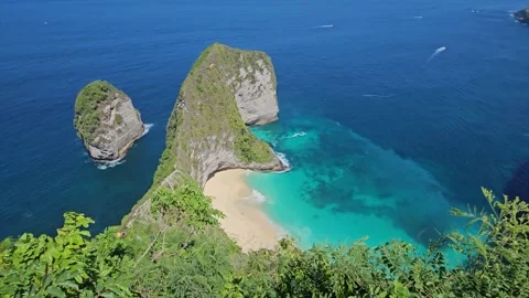 High Angle Wide Shot of Kelingking Beach and T-Rex Cliff in Nusa Penida Stock Footage 340317736