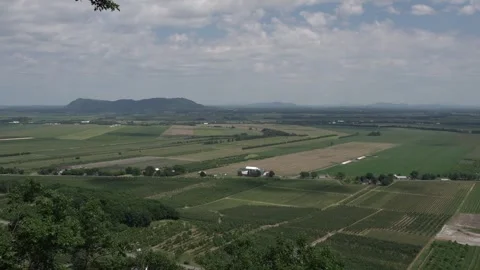 High-angle wide shot of a vast agricultural valley Vídeos de archivo 334591657