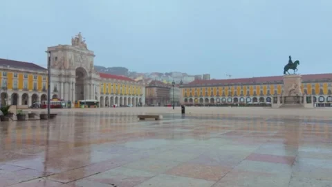 High angle wide shot of the waterfront square in Lisbon. Vidéo 327685389