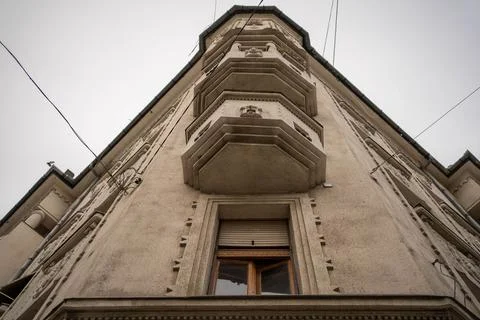High apartment building from underneath Stock-Fotos
