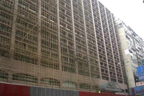 High bambooe scaffold built in front of house wall 库存照片
