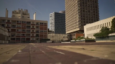 High building in suburb district in Paris, France Vidéo 104146733