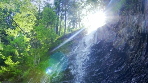 High cascade waterfall clear water stream dropping and crashing, splashing on Vidéo 94884938
