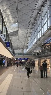 High ceiling Airport concourse with triangular grid roof and clear circulat.. Foto stock