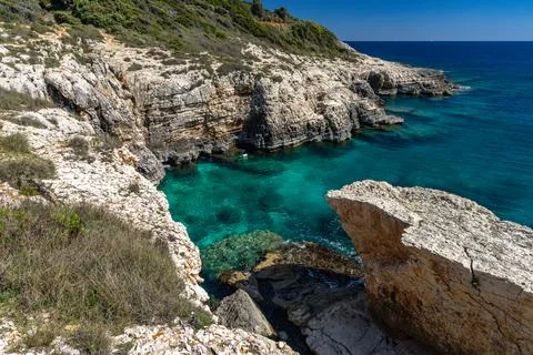 High Cliffs and Golumbera Cave at Velika Kolumbarica Beach on Cape Kamenjak Foto stock
