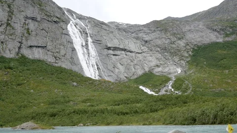 With The High Cliffs Of The Norwegian Fjords Falls Waterfall Stockbeeldmateriaal 102170763