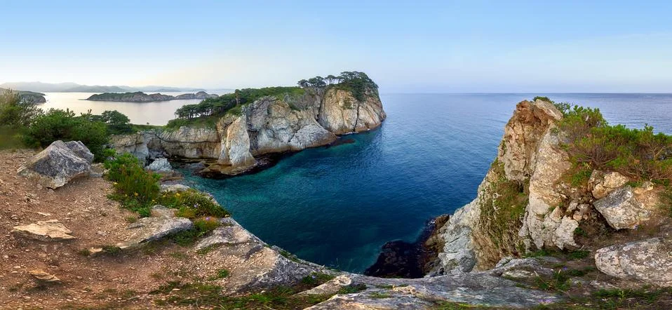 High cliffs in the ocean. Foto stock