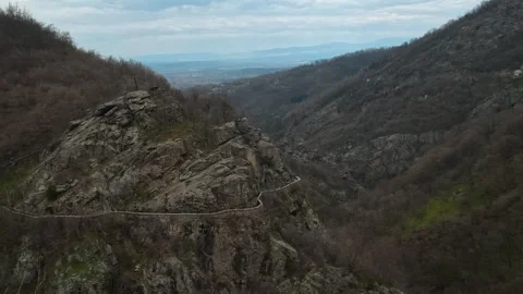 High cliffs overlook deep valleys. Vucjanka Canyon, Serbia Vidéo 332171984