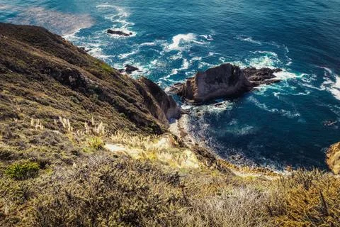 High cliffs of rocky pacific coastline in Big Sur, California Stock Photos