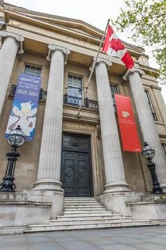 High Commission of Canada with grand columns and maple flag. London, UK, 14 库存照片