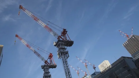 High construction cranes against the blue sky. Tokyo, Minato. Vídeo Stock 92003949