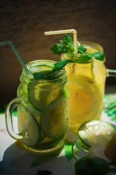 High contrast closeup horizontal view of homemade lemonade with ice in mason  Foto stock