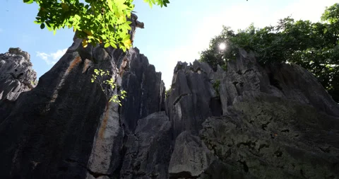 High contrast view of tall karst formations at Shilin Stone Forest Vídeo Stock 329474095