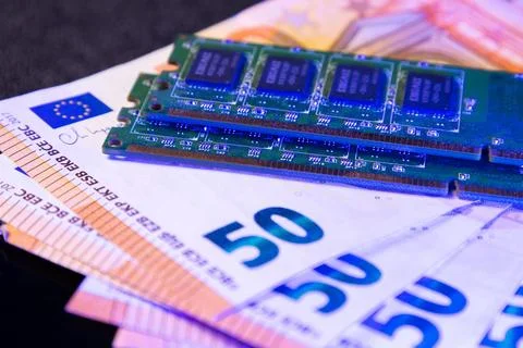 High-cost pc memory concept with euro banknotes Stockfoto's
