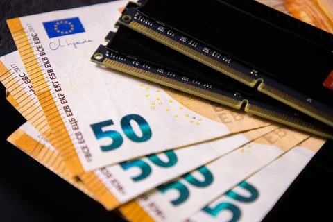 High-cost pc memory concept with euro banknotes Stockfoto's