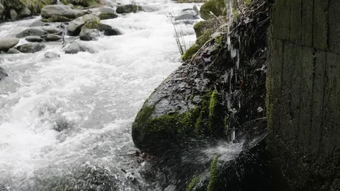 High debit mountain river Stockbeeldmateriaal 88809675