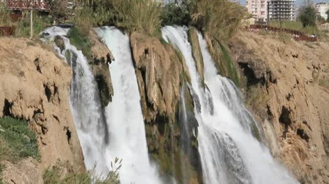 High Definition Duden Waterfall Streaming with Rainbow Vídeos de archivo 8927640