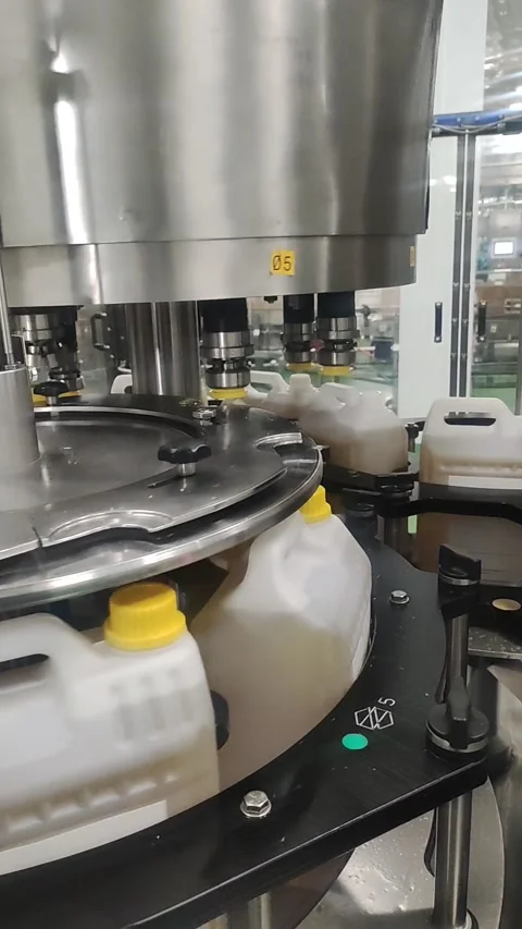 High Efficiency: Fast Process Cooking Oil Filling Machine in Jerry Cans 動画素材 243909226