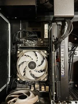 High-end gaming PC interior with graphics card and cooling components Foto stock