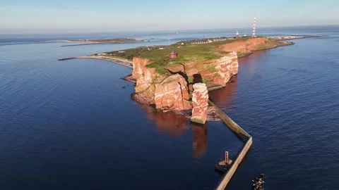 High Evening Orbit Across Entire Helgoland Cliffs Vídeo Stock 336710694