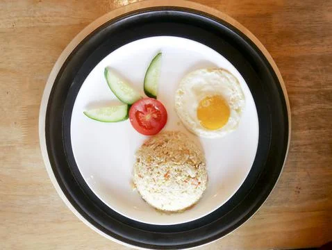 High-eye view, Egg-eye fried rice with sliced ​​cucumber and fresh tomatoes Stock Photos