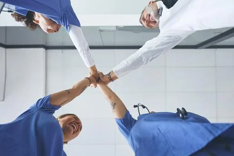 High five, low angle and partnership with doctors in hospital for solidarit.. Foto stock