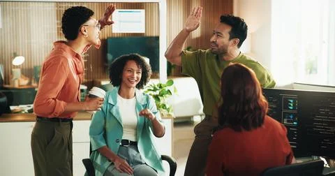 High five, programmer and meeting with business people in office for app de.. Stock-Fotos