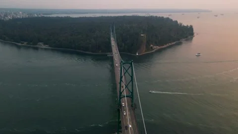High flight over Lions Gate bridge into Stanley Park 動画素材 248480981