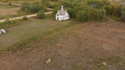 High flying drone moving towards an abandoned and dilapidated white church Vídeos de archivo 116837966