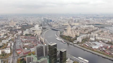 High forward drone flight over wide urban river, Dlog footage Vidéo 323168547