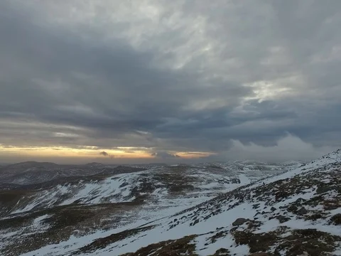 High up Glas Allt looking over Mountain of White Mounth Video stock 83098446