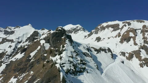 High jib up of snow covered mountain ridge Vídeos de archivo 150512950