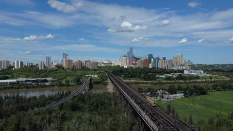 High-Level bridge over the river in the Edmonton Downtown with buildings in the Fotos de archivo