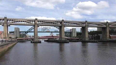 High Level Bridge River Tyne moving traffic Stock Footage 80055384