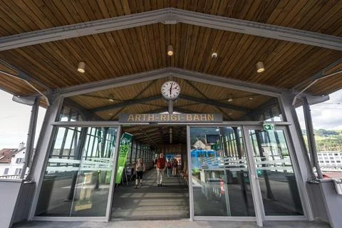 The high-level platform of the ArthRigi railway at Arth-Goldau station Stock-Fotos