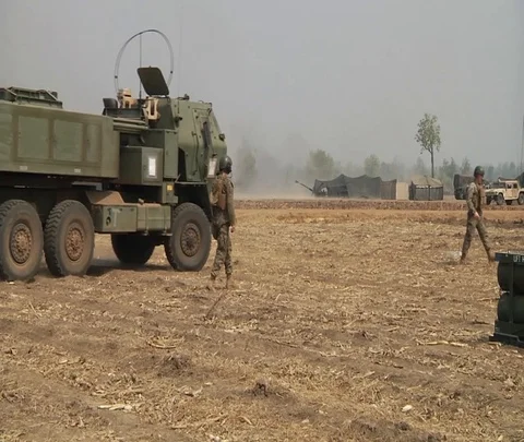 High mobility artillery rocket system moving as battle tank fires cannon Vidéo 102944175