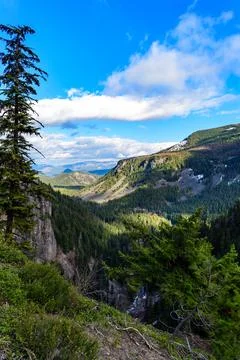 High mountains covered with dense forest, a lake in the distance. Montana, US Stock-Fotos