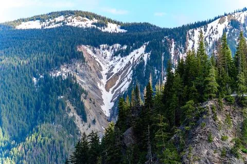 High mountains covered with dense forest, a lake in the distance. Montana, US Fotos Stock