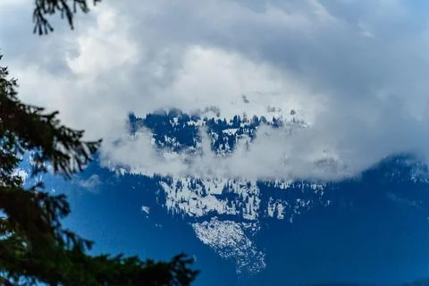 High mountains covered with dense forest, a lake in the distance. Montana, .. Foto stock