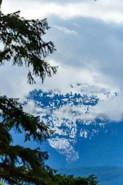 High mountains covered with dense forest, a lake in the distance. Montana, .. Foto stock